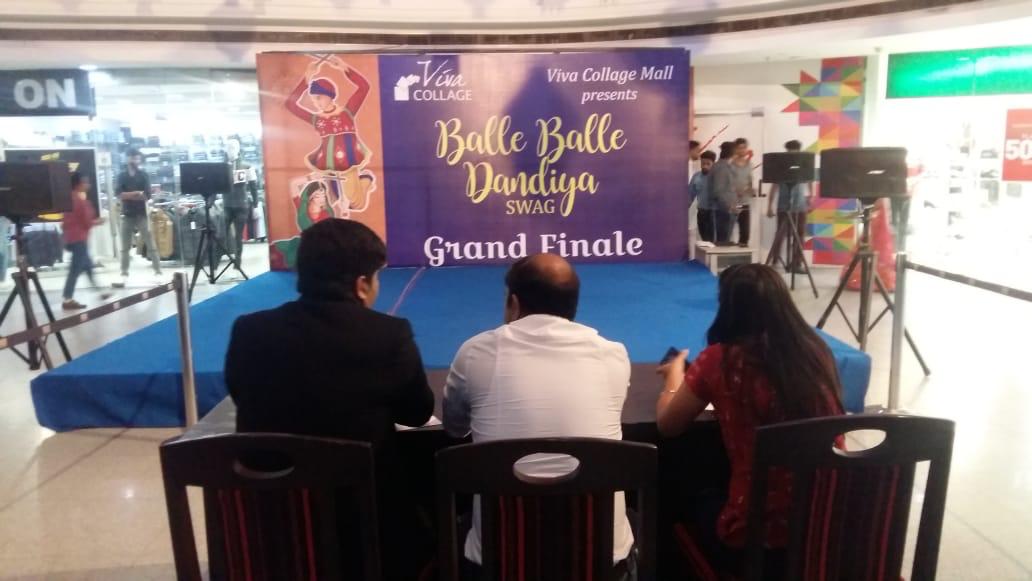 CollageViva's tweet photo. #VivaCollageMall, Jalandhar, had organised a special #Event for #navratri Celebration "Balle Balle Dandiya Swag" a grand finale of #DandiyaCompetition was held on 21st Oct,2018 
Few glimpses of the most memorable moments of #Dandiya Competition for #NavratriCelebration https://t.co/vVug4lC8bL