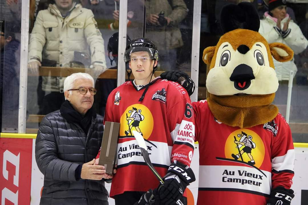 PionniersHockey's tweet image. 🚨 #PREGAME 🚨
🏒 J-2 avant BORDEAUX 🏆
Retrouvailles avec Richard Bozon pour les néo-Boxers Andrew Johnston et Teemu Loizeau ! Coup d'envoi de la rencontre face aux @BoxersBordeaux ce mercredi 31 octobre dès 20 heures !
#CHEBOR #SLMHockey #GoPionniers