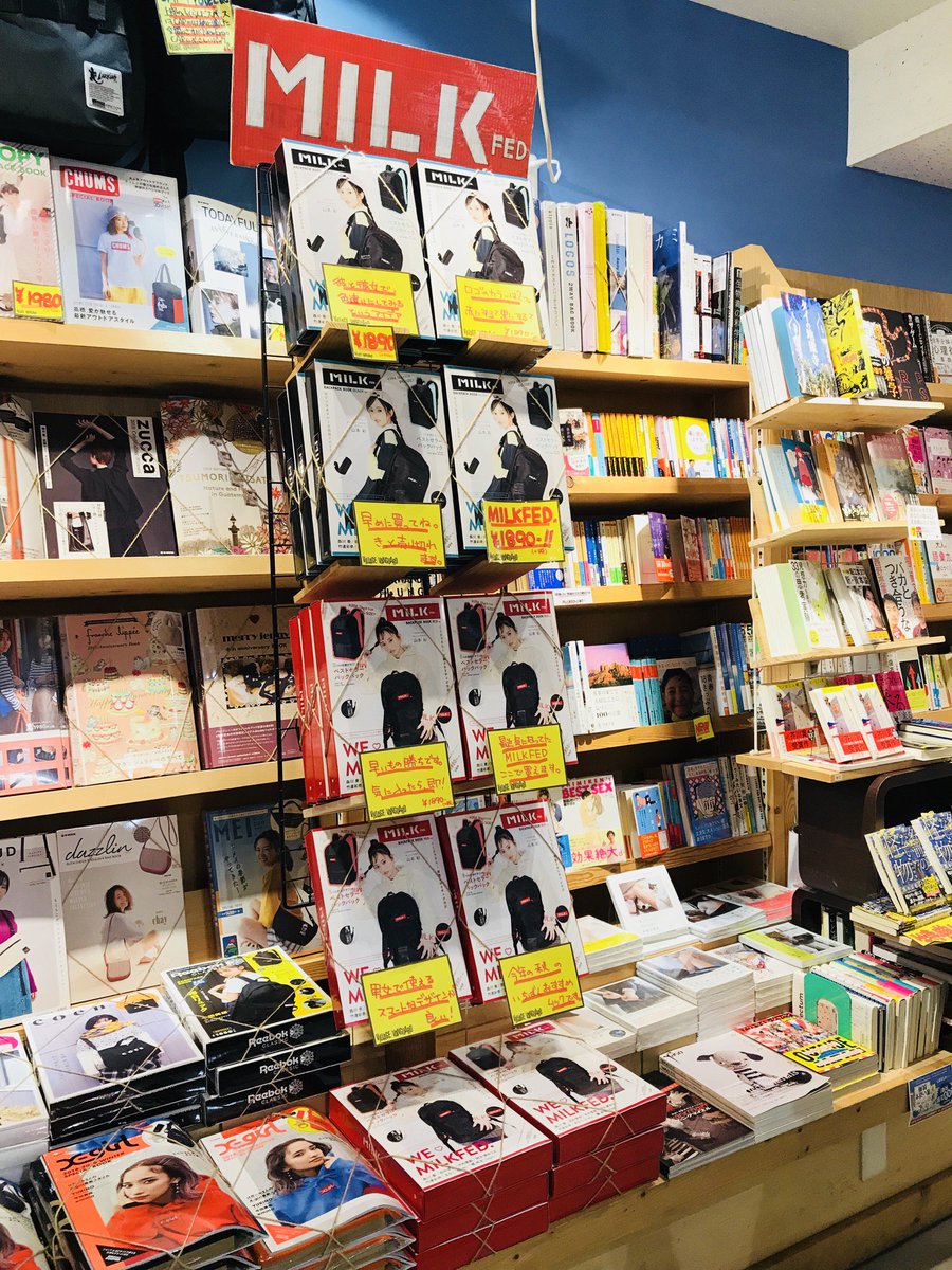 ヴィレッジヴァンガード池袋マルイ店 Milkfed ムック本 ミルクフェドからバックパック付ムック本入荷ッ 価格はびっくり 10 税 赤ロゴと黒ロゴの2種類から選べて 男女問わず使いやすいデザインです 人気のムック本はすぐ売切れます