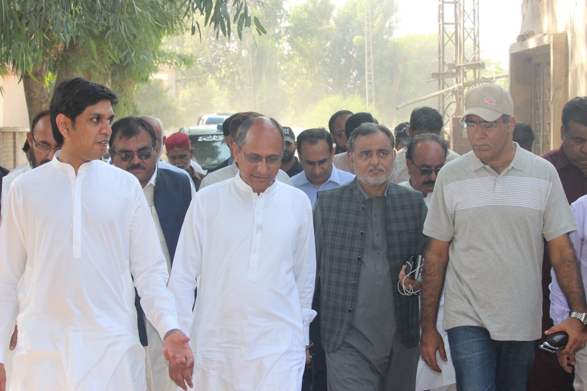 MinisterSindh's tweet photo. Sukkur :Minister for Local Govt, @SaeedGhani1 visited Bandar Road and other city areas where he inspected arrangements for cleanliness in the city; the Minister was accompanied by City Mayor Arsalan Shaikh and Deputy Commissioner.

#SGinSukkur https://t.co/FITPjt4V7P