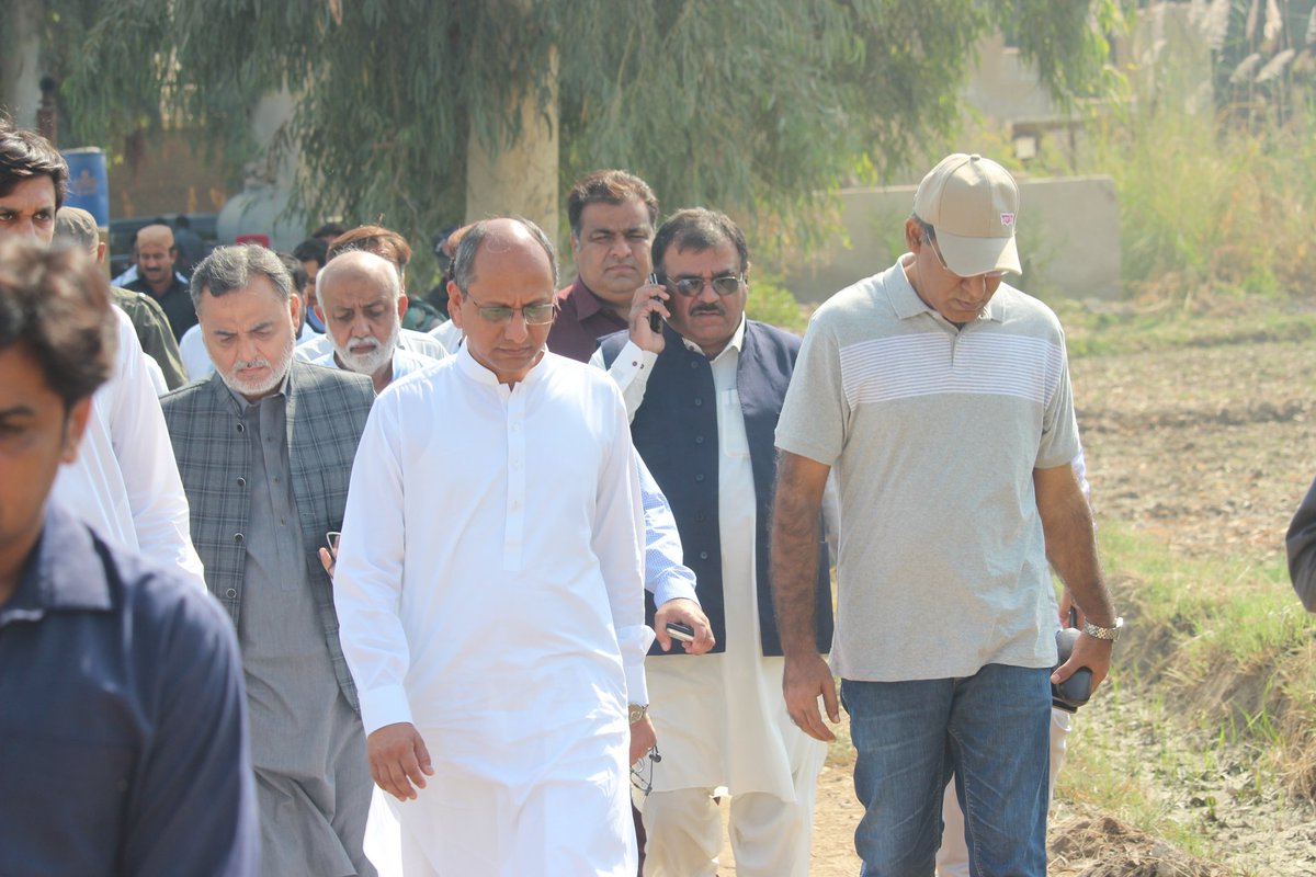MinisterSindh's tweet photo. Sukkur :Minister for Local Govt, @SaeedGhani1 visited Bandar Road and other city areas where he inspected arrangements for cleanliness in the city; the Minister was accompanied by City Mayor Arsalan Shaikh and Deputy Commissioner.

#SGinSukkur https://t.co/FITPjt4V7P
