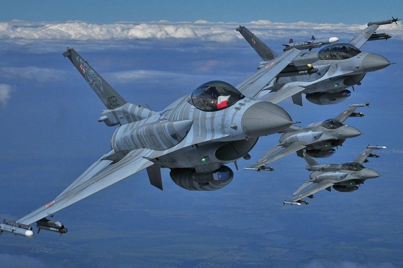 Polscy piloci F-16 na „Clear Sky” nad Ukrainą. Podczas ćwiczeń wykonywali misje wsparcia i przechwytywania samolotów @DGeneralneRSZ http://www.polska-zbrojna.pl/home/articleshow/26741?t=-Czyste-niebo-nad-Ukraina …