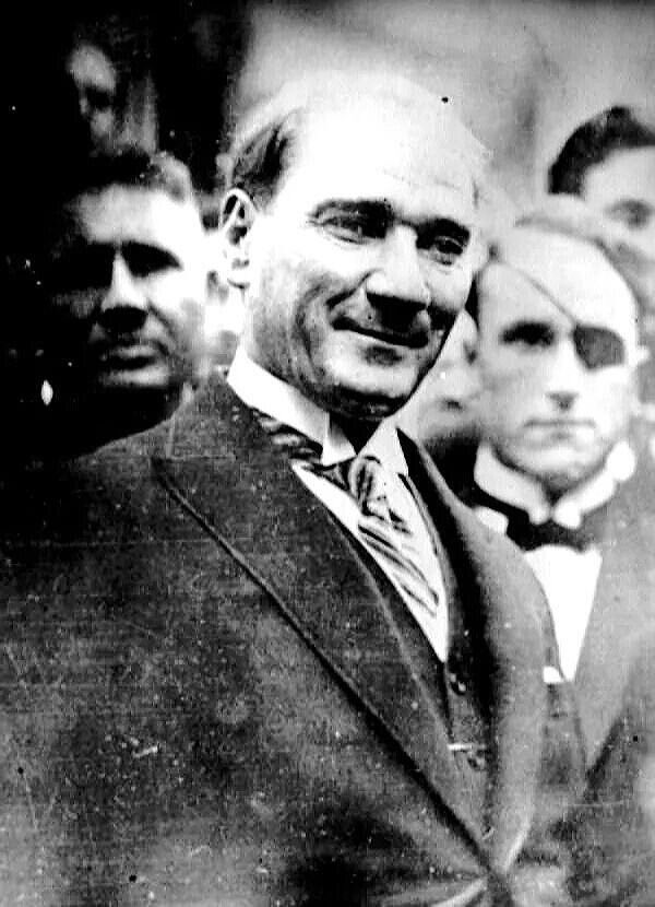 “Ey yükselen yeni nesil ! Gelecek sizindir. Cumhuriyeti biz kurduk; onu yükseltecek ve devam ettirecek sizsiniz. “
Cumhuriyetimiz 95 yaşında 🇹🇷Cumhuriyet bayramımız kutlu olsun.