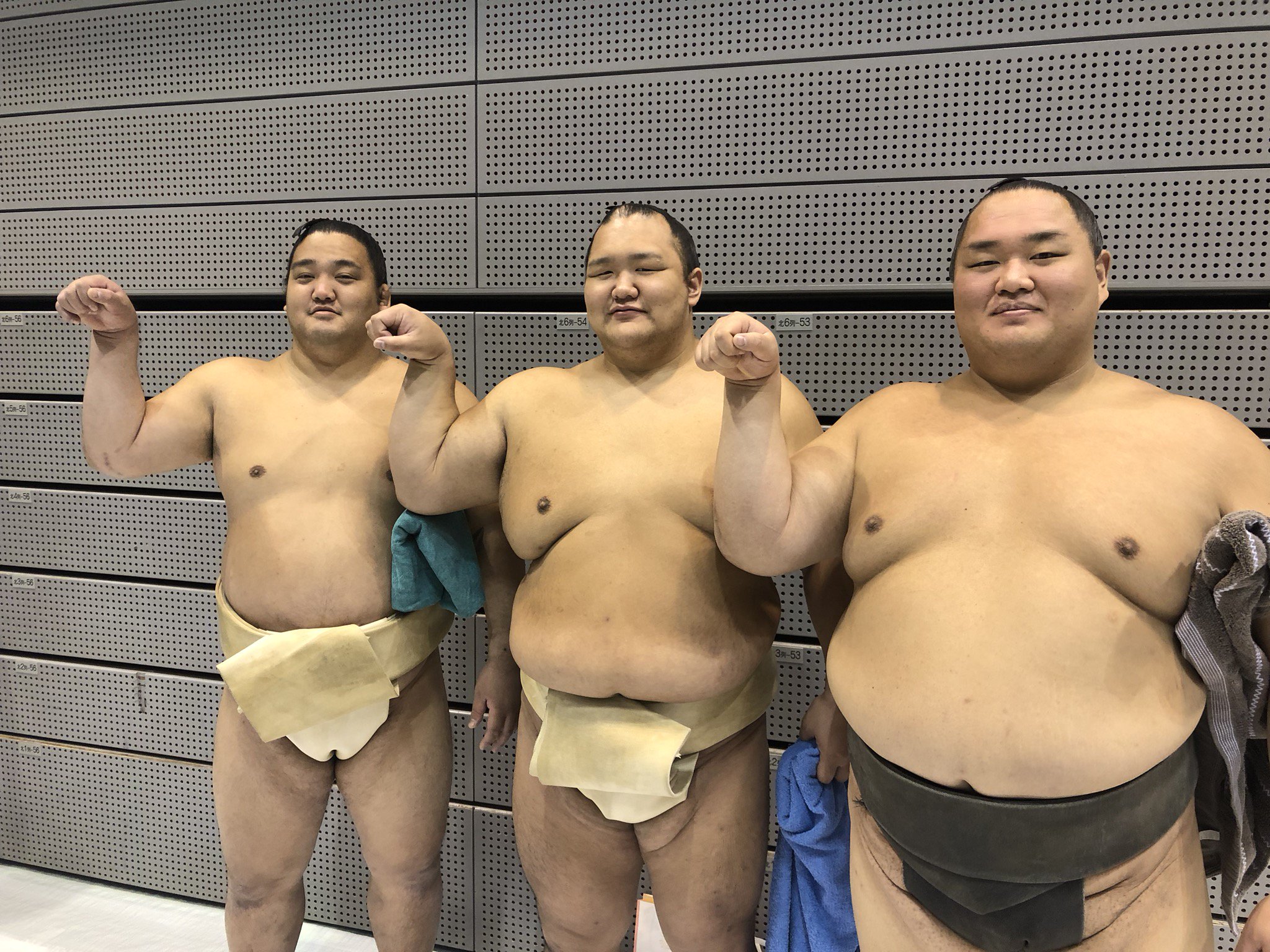 日本相撲協会公式在twitter 上 秋巡業 周南市 母校の日体大ポーズをとる千代の海 北勝富士 友風 Sumo 相撲https T Co Exr5pwa1ls Twitter