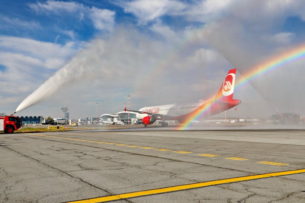 cosminstan's tweet photo. VIENA-BUCUREȘTI, ÎNCEPÂND DE ASTĂZI CU LAUDAMOTION (VIDEO). DETALII PE https://t.co/ln9XjciKA7.
Foto: @BucharestAirports https://t.co/RV8zXFQvLj https://t.co/jmIsmto1Jr