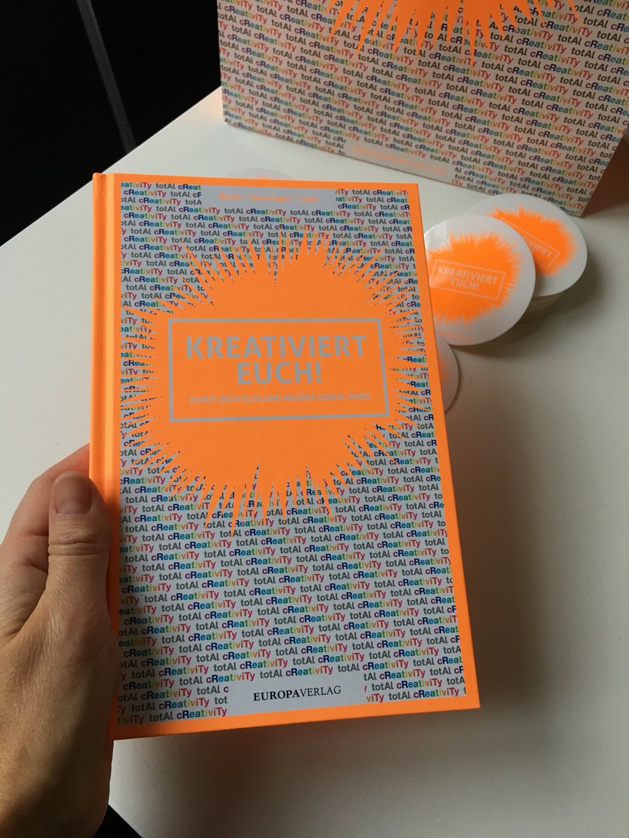 There it is!! Frisch aus der Druckerei und von Verleger Christian Strasser <a href="/EuropaVerlag/">Europa Verlag</a> überreicht. Ab spätestens 05.11. im Buchladen Eures Vertrauens erhältlich! #kreativierteuch #kreativierung <a href="/HirschenGroup/">Hirschen Group</a> Kreativiert-Euch.com
