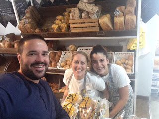 alfonsoAIData's tweet photo. #PANADERÍA ARTESA en Arcos de la Frontera (Cádiz), CONSIGUE SU ESTRELLA MICHELÍN DEL #PAN 😋
😃Hoy Lunes en mi #Blog:
👉🏿https://t.co/YFhEwQ7gUV
#EstrellaMichelin
#FelizLunes
#LREDBP
(Selfie con Noelia y Paula, ambas trabajadoras de Artesa)
❤️ https://t.co/uWEsswnDEC https://t.co/CoAiFGgF0n