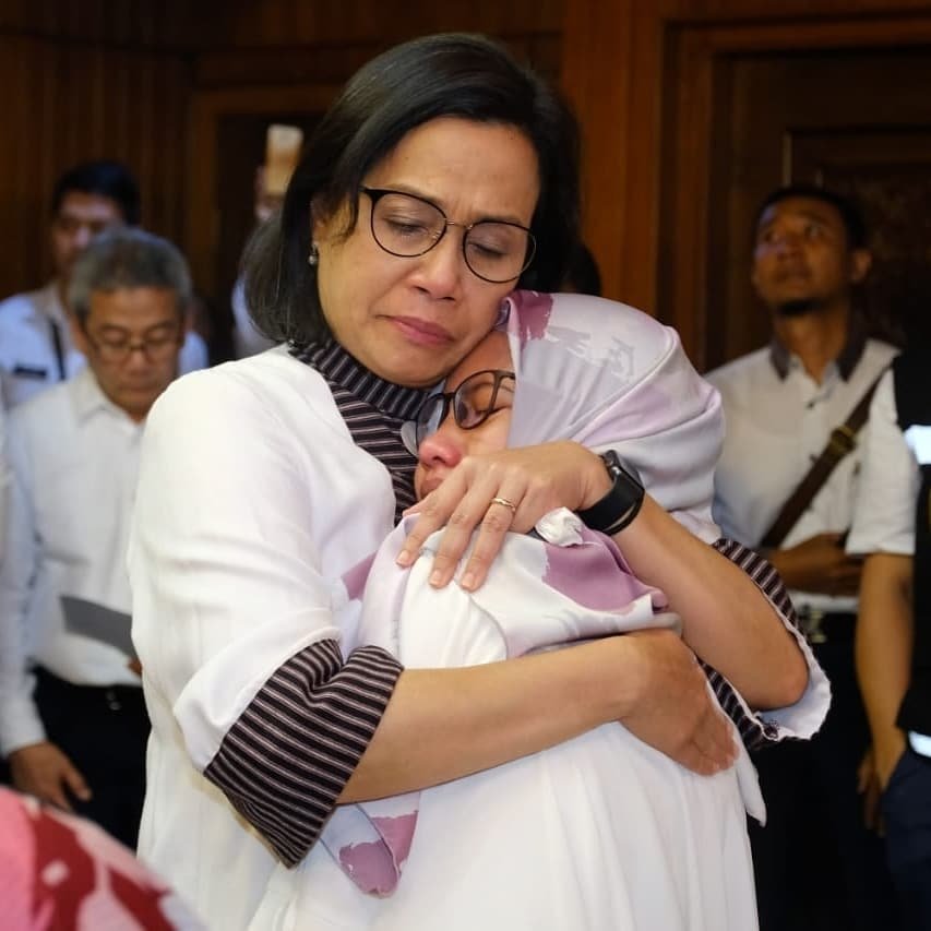 baciritaID's tweet photo. Menkeu Sri Mulyani langsung mendatangi Crisis Center jatuhnya pesawat Lion Air di Bandara Soetta dan menemui keluarga pegawai Kemenkeu https://t.co/28H5uK2s91