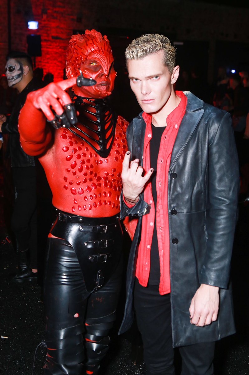 PreviouslyPinks's tweet photo. #LukeBaines #JaredEng
🎃HALLOWEEN🎃
Parece que el actor es un gran fan de #Buffy y se vistió de Spike. Y este vampiro ha encontrado a su demonio en el creador de @JustJared. https://t.co/iH0UEKC7vy
