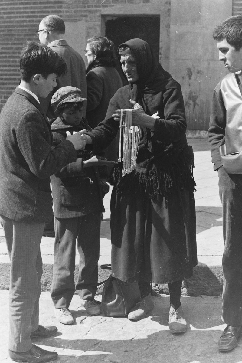 #Talcomoéramos en el rastro de Madrid. Finales de los 60. Aún faltaba para #losañosdelatransición. #fotolarena @archivolarena <a href="/Star_Spain/">eSTAR en España</a> <a href="/ProdMala/">ProduccionesMalaMala</a> <a href="/larenaylarena/">Larena&Larena</a> <a href="/MarianoLarena/">Mariano Larena</a>  <a href="/Arturolarena/">Arturo Larena Larena</a>