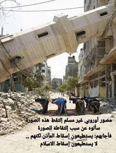 Hafidz_AR1924's tweet photo. Pothograper Eropa, non-Muslim, menemukan foto ini. Orang bertanya alasannya menampilkan foto ini. Dia jawab, "Mereka boleh meruntuhkan menara, tapi mereka tak pernah bisa meruntuhkan Islam."

Mereka bisa saja membakar bendera Tauhid, tapi mereka tak bisa menghapusnya dari umat. https://t.co/s0I2WW5P1S