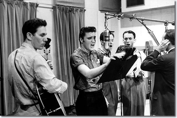 ktanaka13's tweet photo. “When I was a little boy, I told my dad, 'When I grow up, I want to be a musician.' My dad said: 'You can't do both, Son'.”  - Chet Atkins
#MusicMonday  #MondayMotivation https://t.co/580buJz20C