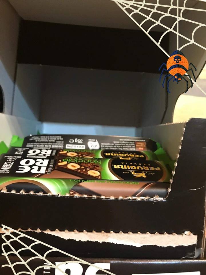 CaffedelDuca's tweet photo. 2 Aspettando Halloween!!!! Dolcetto o scherzetto? 👻Ti aspettiamo da Caffè del Duca con tanti buoni dolcetti👻👻 #halloween #smarties #nesquik #kitkat #perugina #cioccolato #cagliari #streghe #buoni #dolcetti #horror #makeup https://t.co/2MUFEFlb9D