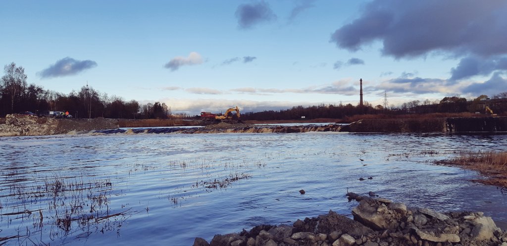 KristiKallo's tweet photo. One of the largest dams in Estonia that obstructs more than 90% of the second longest river and hundreds of kilometers of tributaries is being TAKEN DOWN. So excited to see what this will do to the salmon and whitefish population coming to spawn in the river Pärnu 😁 #damremoval https://t.co/aec6qKZ6GS