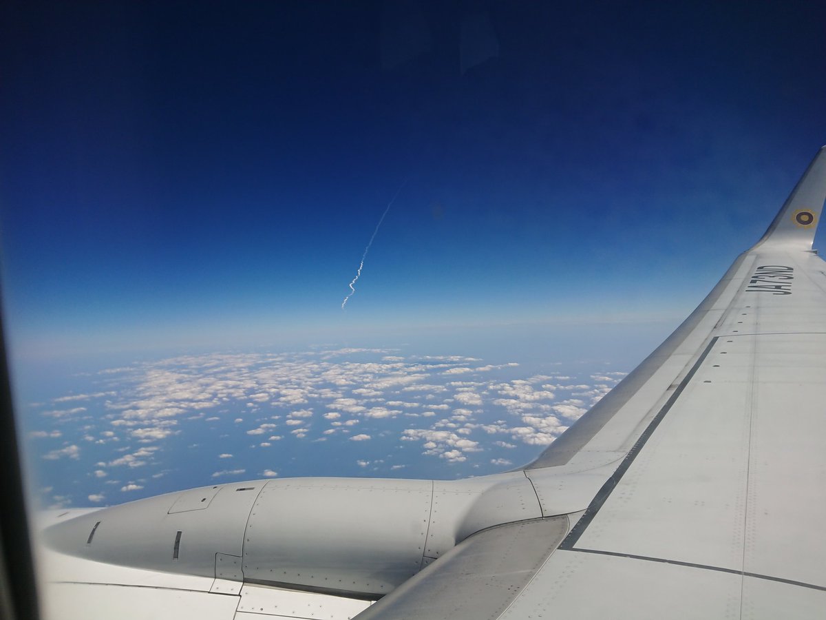 ট ইট র オニズカマチヲ 無事に自宅到着 沖縄から福岡に向かう飛行機の窓からはロケット雲が ちょうどいいタイミングで種子島からいぶき2号が打ち上げられたみたい いいもん見ることができたな