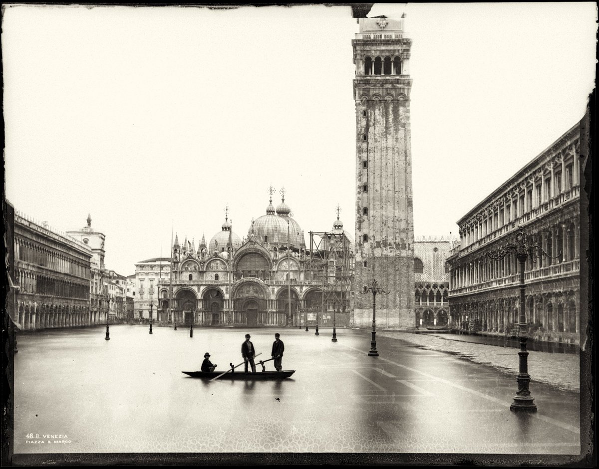 #oggi non potevamo non condividere questa immagine: una veduta di Piazza San Marco in una giornata di #acquaalta, negativo su vetro realizzato da Carlo Naya nel 1875 ca. #Venezia #PiazzaSanMarco #gondola #29ottobre <a href="/visitmuve_it/">MUSEI DI VENEZIA</a> <a href="/comunevenezia/">Comune di Venezia</a> #ArchiviMUVE #PalazzoFortuny