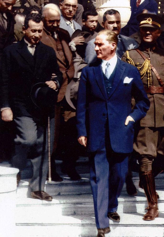 “Onu özlüyorum... Aslında onu hiç görmedim. Ama onu tanıyorum. Sesini cızırtılı bantlardan dinledim. Hep siyah beyaz filmlerde gördüm yüzünü. Çelik bakışlarını şiirlerde okudum. Onu yaşıyorum. Özlü sözlerini okudum köşe başlarında. Adını her sabah okul sıralarında andım.” #29Ekim