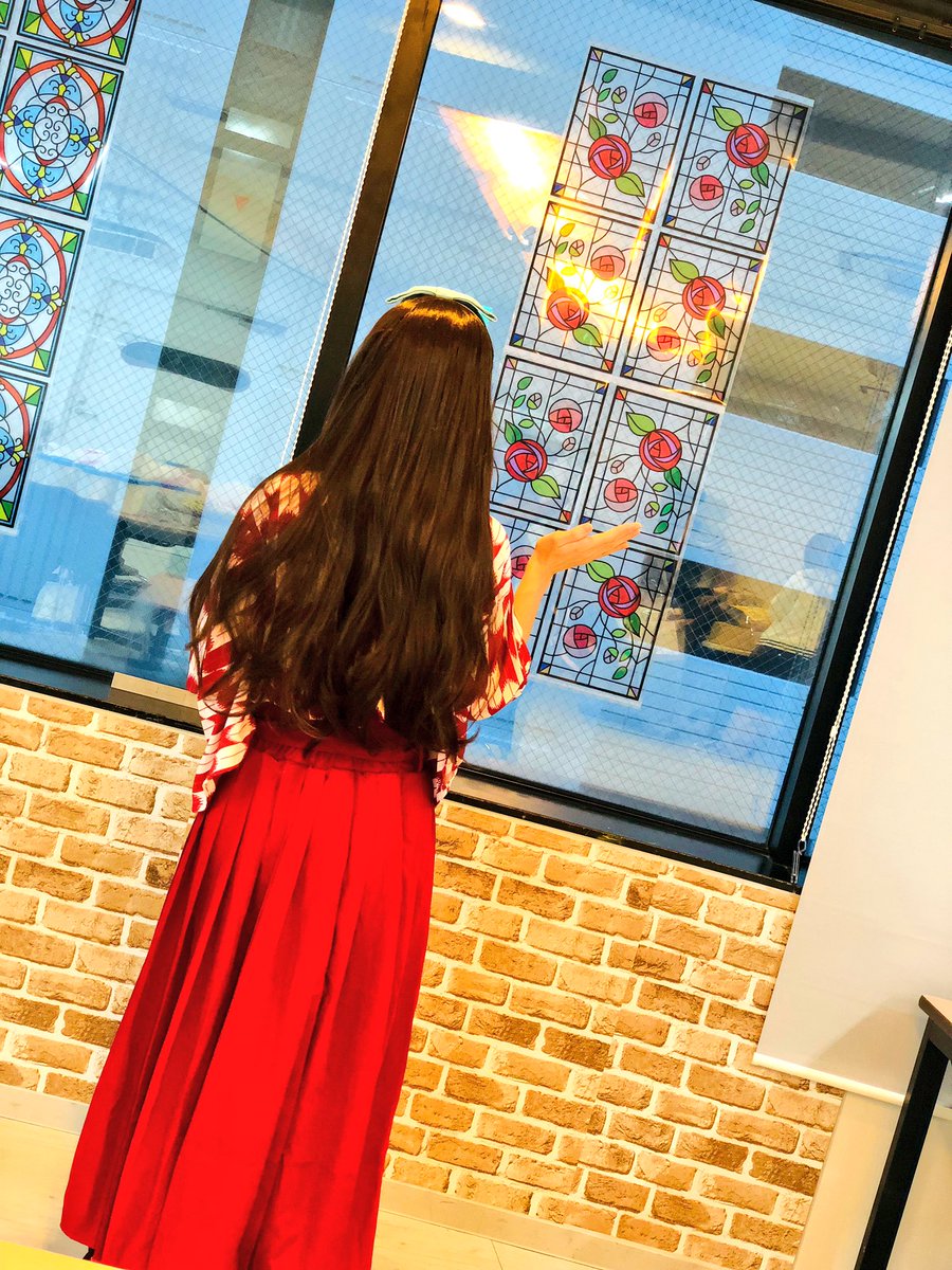 kanmigraphic's tweet photo. こんばんはやまとです、なでこも窓側でお写真撮りたいと言ったので撮ってあげました！
当日はもう少し飾りが増える予定なのでお写真スポットとして使ってみて下さい！🐱

#安達祭2018 
#Dマーケット https://t.co/YWcrVBThfp
