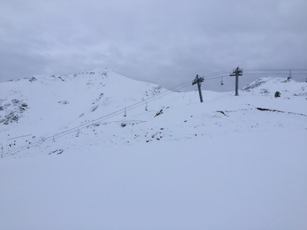 Bon dia! Tot ben blanc i sumant 20 cm. Així està Boí Taüll avui dilluns! #boitaull <a href="/ValldeBoi/">Patronat de Turisme de la Vall de Boí</a> #Altaribagorça #lleida #pirineusdelleida