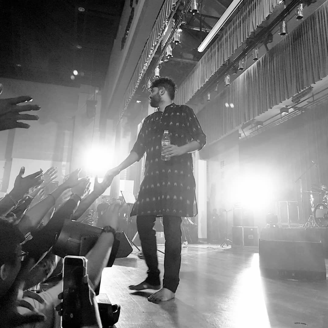 JASONRAJEDWARD's tweet photo. Thank you @sidsriram for the performance yesterday at #UTAR
It was like a dream come true to watch your performance live & I got the chance to hold your hands.
Pictures Credits : @efrenpravin
All love No hate
#DNN6.0 #UTARICLS #DNN #Utarians #Kampar https://t.co/979Xm8ExoB