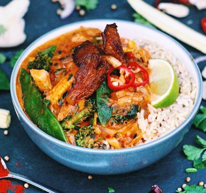 This #MeatfreeMonday we're adding a hint of spice with this delicious Thai red curry, complete with Oyster mushrooms 🍄 @smithymushrooms