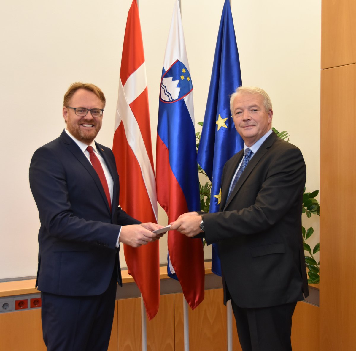 MZEZ_RS's tweet photo. Newly appointed Ambassador of Denmark 🇩🇰to Slovenia, René Rosager Dinesen, presented copy of credentials to Head of Diplomatic Protocol Ambassador Robert #Basej. https://t.co/YlsWPGqBxX
