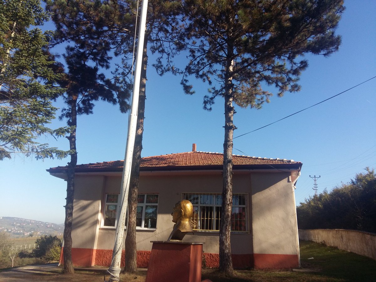 "Ey yükselen yeni nesil ! Cumhuriyeti biz kurduk, onu yükseltecek ve yaşatacak sizsiniz."
M. K. ATATÜRK

Ulu Önder Mustafa Kemal Atatürk, silah arkadaşları ve daha nice isimsiz kahramanın büyük uğraş, kan ve gözyaşı ile kurduğu genç Cumhuriyet bugün 95 yaşında.

KUTLU OLSUN !