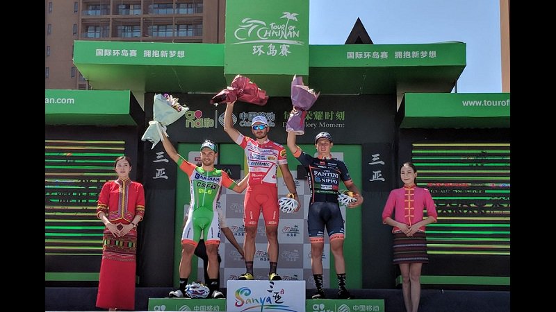 Notizie_dalWeb's tweet photo. #TourofHainan 2018 SETTIMA TAPPA SI PARLA TANTO ITALIANO CON #MarcoBnefatto #ImerioCima #AndreaGuardini e #ManuelBelletti https://t.co/lGXoyrZDAk https://t.co/LarSOlHBaz