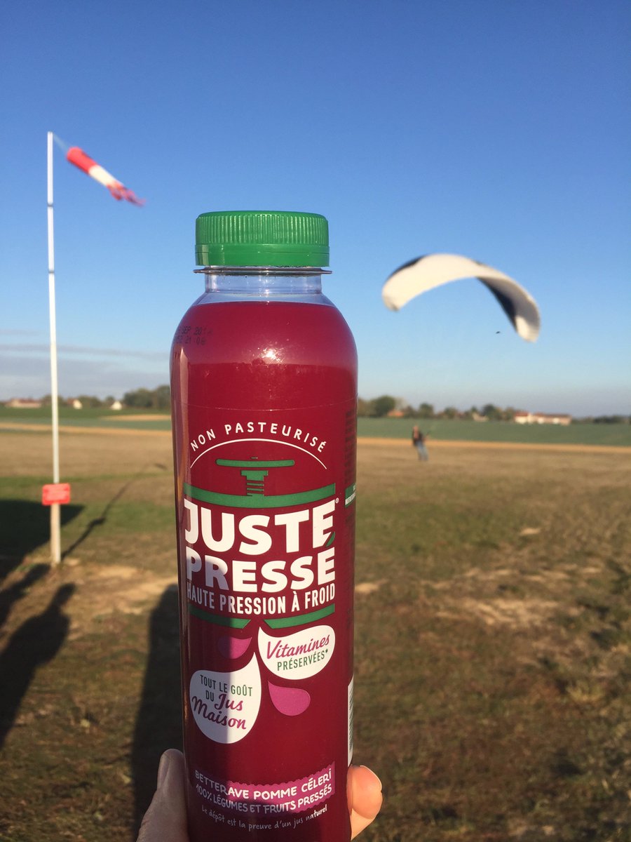 justepresse's tweet photo. Aujourd’hui, je vous emmène à Bailleul Le Soc puisque nous nous sommes accordés un petit moment pour nous ce week-end. Nous avons fait un baptême de l’air en paramoteur, la bouteille betterave pomme céleri nous a apporté force et courage pour le réaliser.

#JustePressé #bonlundi https://t.co/kwWV1W9f3Z