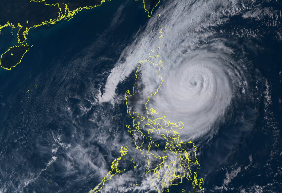 KeraunosObs's tweet photo. Le #typhon #Yutu impactera l'รฎle de #Luรงon aux #Philippines dans moins de 24h maintenant. Il devrait toucher terre entre #Palanan et #Casiguran, en catรฉgorie 2. Image satellite #Himawari8 https://t.co/e4k7P59S5e