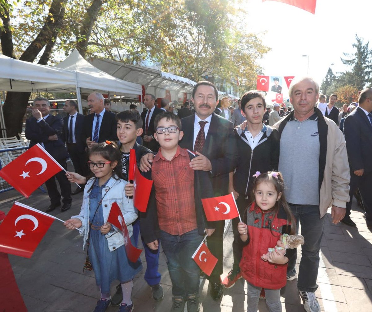 Askeri birliklerimiz, güvenlik güçlerimiz, muharip gazilerimiz, öğrencilerimiz ile STK’larımızı Cumhuriyet Bayramı tören geçişinde yine büyük bir gururla izledik.