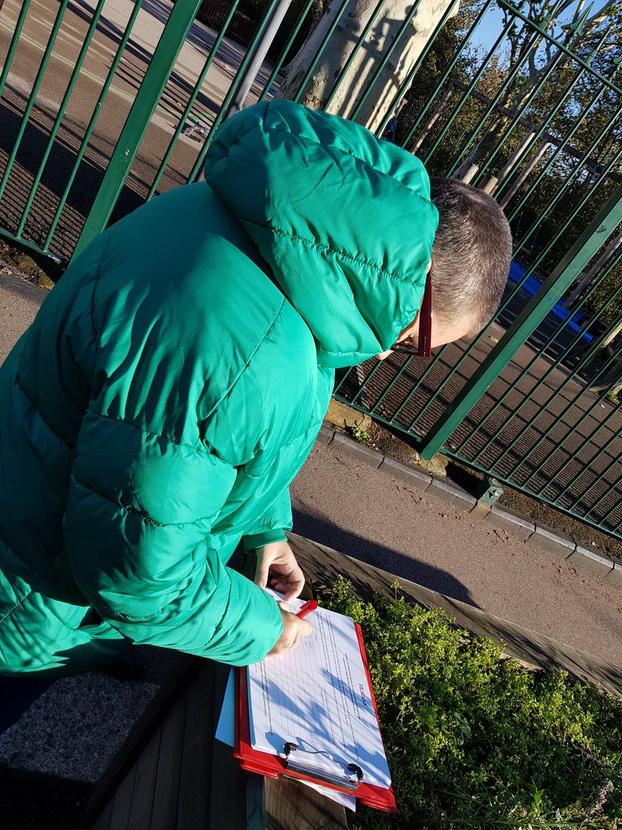 Labourstone's tweet photo. Collecting signatures for #Leytonstone @WFLabourParty #StepFreeStations Petition at #DaviesLanePrimarySchool this AM. #LeytonstoneTube #The30Steps #LeytonstoneHighRd #The45Steps #LeytonMidlandRd #The47Steps @CannHallCllrs https://t.co/0kbY6RrJaa
