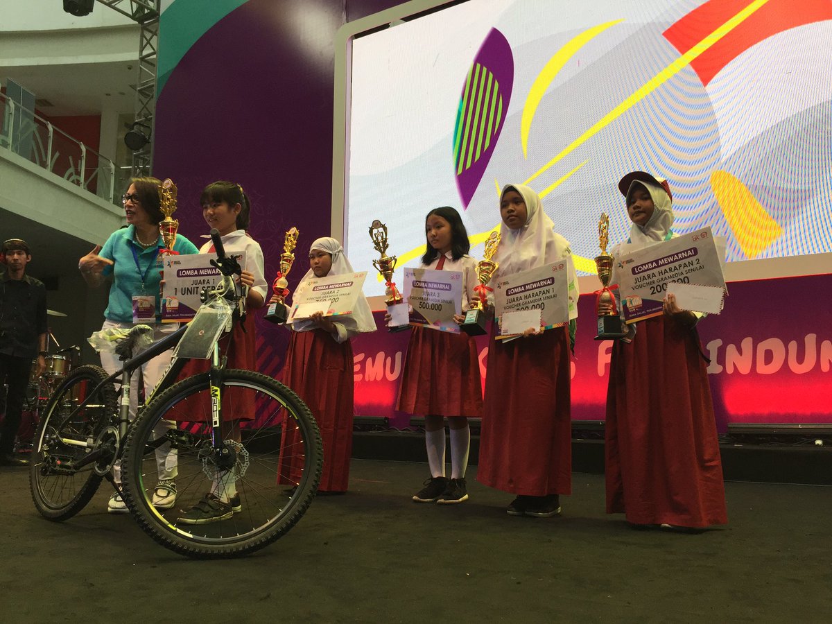 BNI's tweet photo. Inilah adik-adik yang sudah menang lomba mewarnai kemarin. Mukanya bahagia semua ya, Sahabat BNI.

#BNI46 #FINexpo2018 #Semuainklusiperlindunganpasti #SunDownRun #BNIEvent https://t.co/1PTtH5zHEo