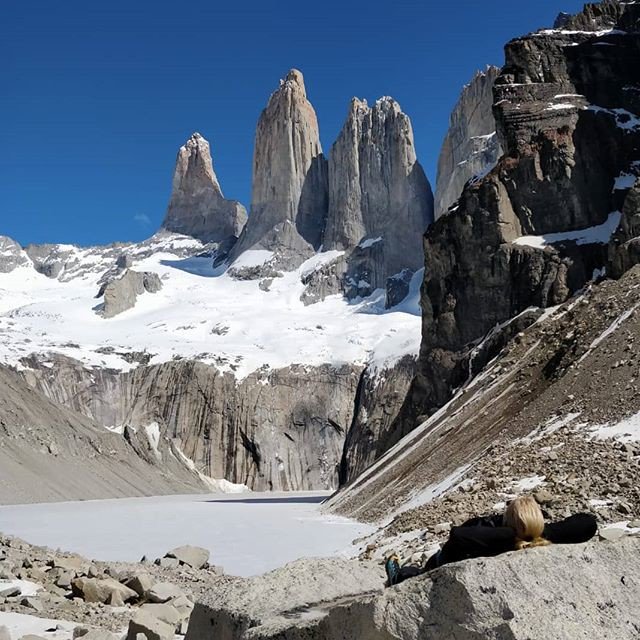 ftoloza's tweet image. Reposting @jaimicyrus
I'll just lay here and enjoy the view for a bit. 😎 
A well-earned moment of relaxation is the best! 18 km, 1024m elevation gain in 5.5 hrs - and this iconic view for our picnic lunch. 😃😍
.
.
.
#chillax #hikestrong #torresdelpaine #chile