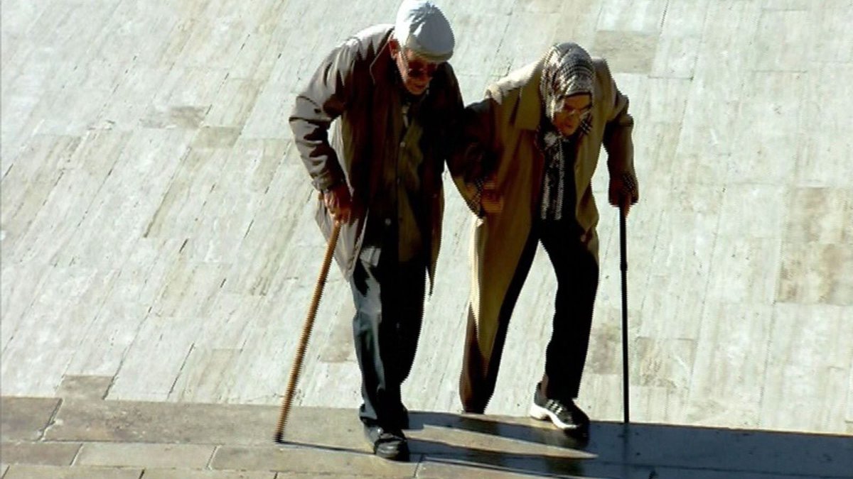 Anıtkabir’e el ele gelen çift.

— Günün karesi —