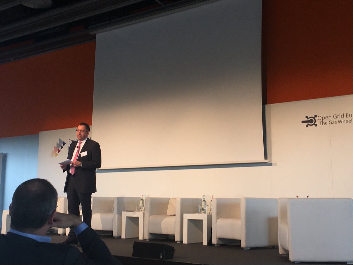 NinScholz's tweet image. Dr. Bermann eröffnet den #Energiepolitischen Dialog #OpenGrid Europe. Grandioser Ausblick über den Zeche-Zollverein ⚒!