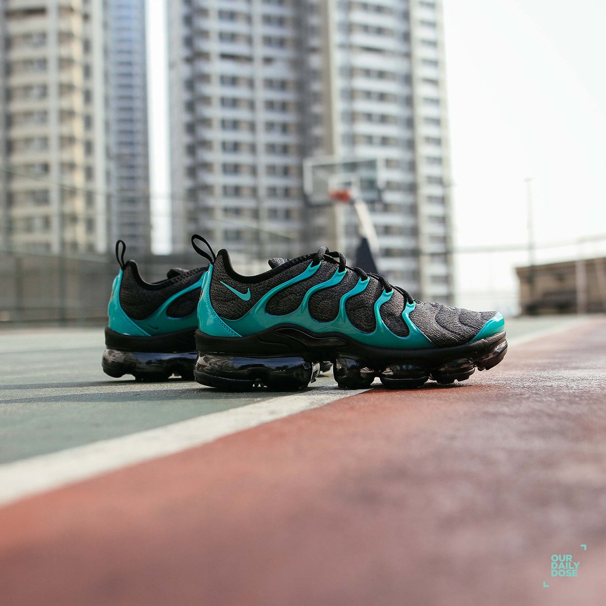 air vapormax plus black clear emerald