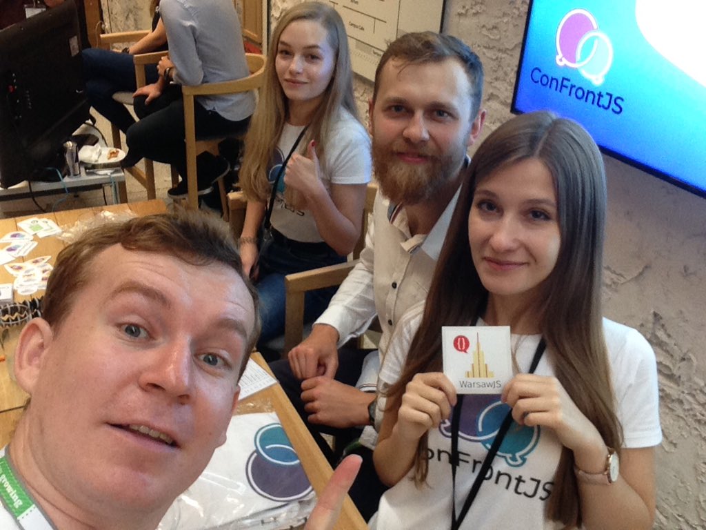 piecioshka's tweet image. ... z wolontariuszami 😘#ConFrontJS #WarsawJS