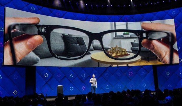 SocialMediaVCL's tweet photo. Facebook está construyendo sus propias gafas de realidad virtual 
https://t.co/KwtoOxMsJq
#RedesSociales #CommunityManager @Bloggerizados https://t.co/bLXL7XUQMC