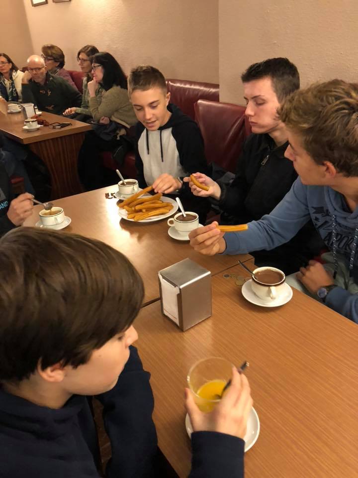 Nos jeunes profitent d'une pause goûter bien méritée autour de #Churros y #chocolate à Ségovie 🇪🇸  #CLC #CLCtrip #séjour #séjourlinguistique