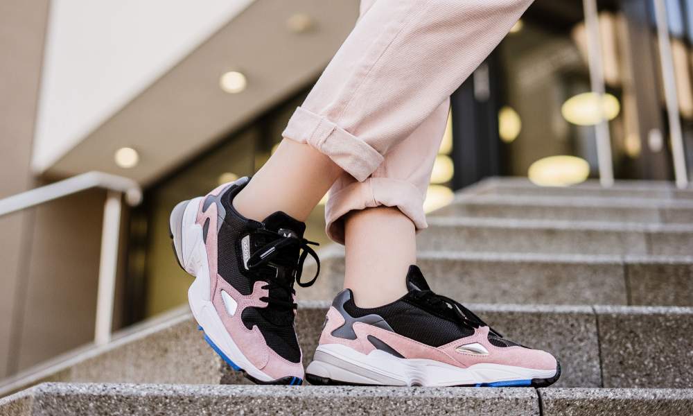 adidas falcon w core black & light pink