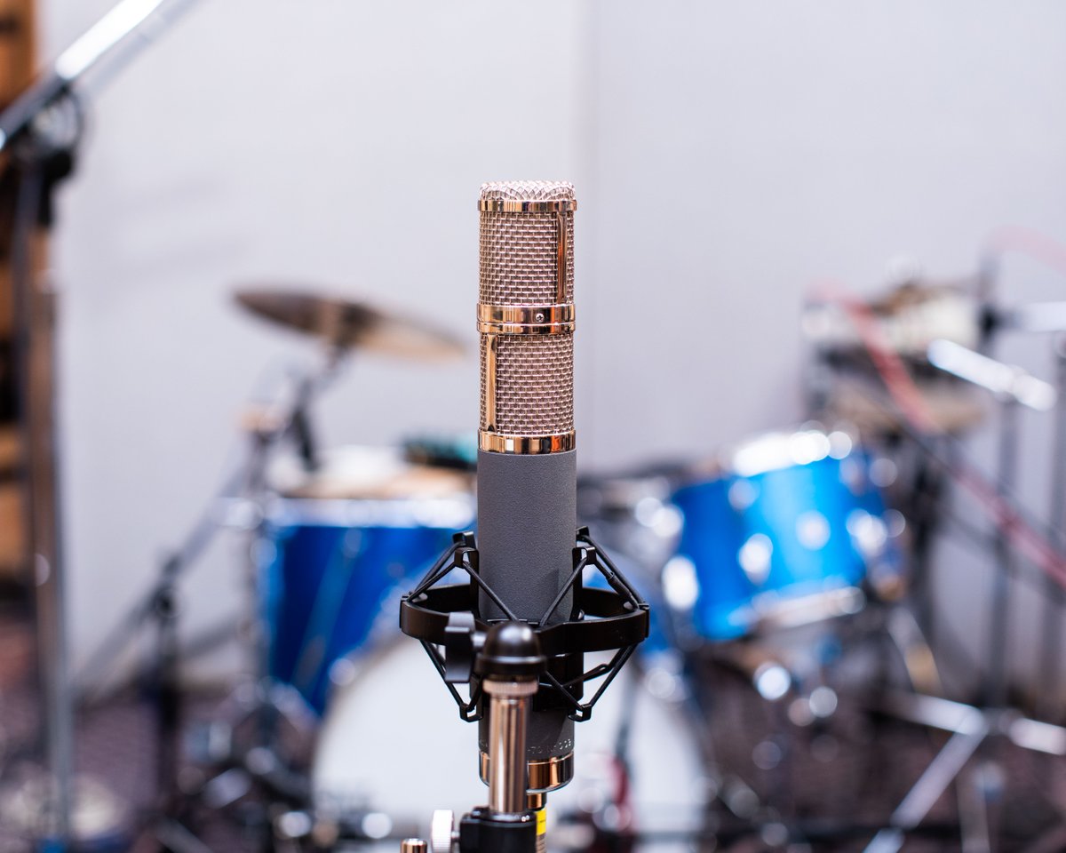 TELEFUNKEN_Mics's tweet photo. We're doing today's #MicMonday in stereo! The AR-70 is the dual channel version of the AR-51 tube condenser microphone, capable of X/Y, Mid-Side and dual mono recording configurations. #telefunken #telefunkenmics #AR70
https://t.co/4sb606Gx0Y https://t.co/x6rMB0CRup