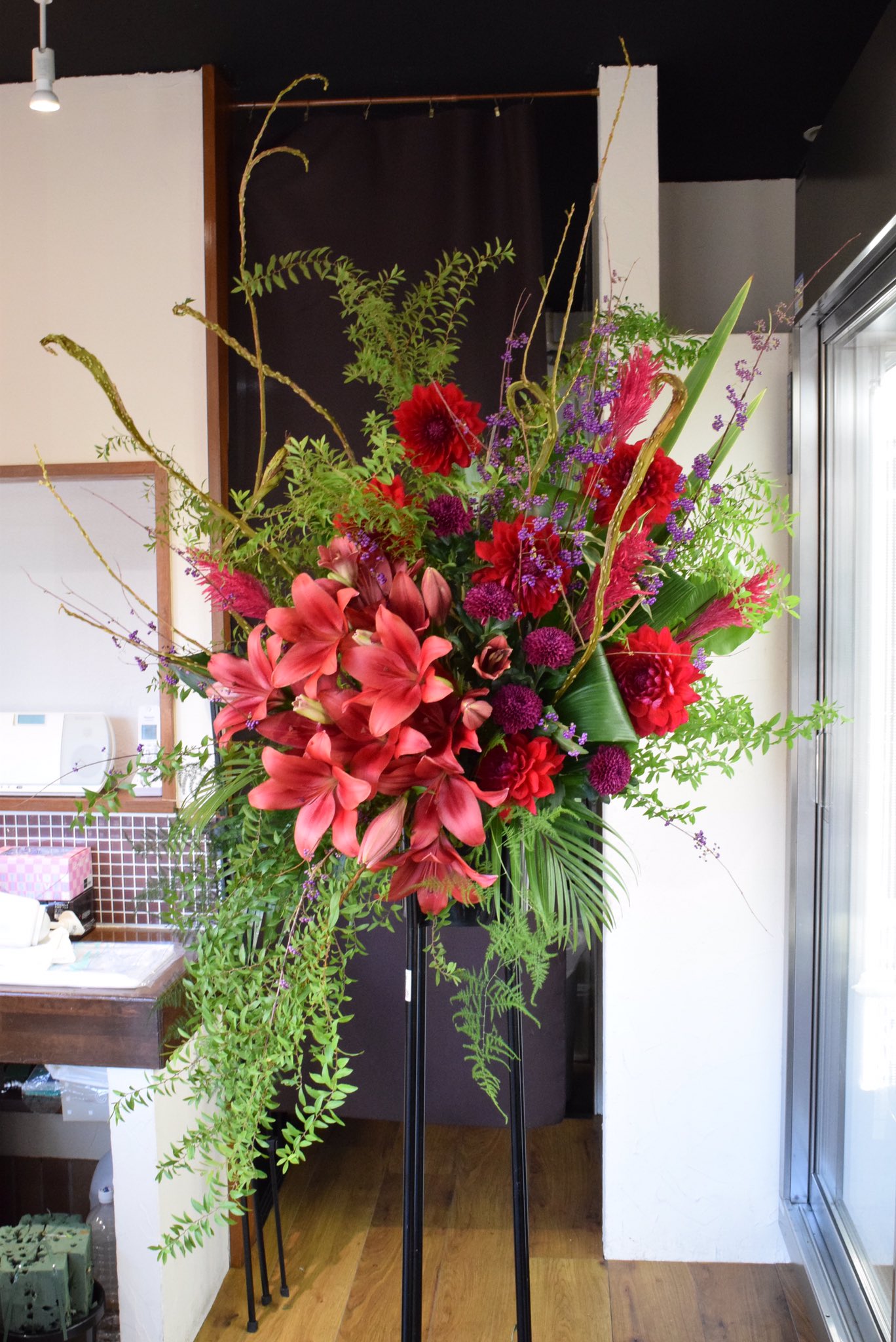 Flower Shop 1 石化柳と紫式部の紫色がきれいなスタンド花 開店祝いのお祝い花です スタンド花 フラワースタンド フラスタ 開店祝い 神戸 三宮 花屋 神戸の花屋 フラワーショッププラスワン T Co Riopdl4nqs Twitter