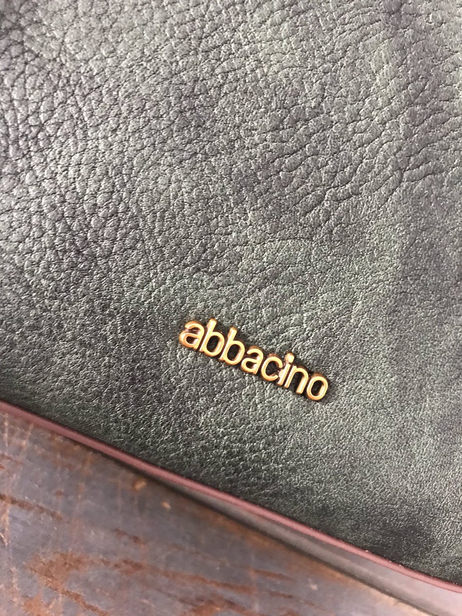 victoriaferratv's tweet photo. Cómo mola todo lo que tienen en la nueva tienda de @abbacinobags de Palma!!! 💚👜👛👝🎒#bondia #abbacino #slowlife #somriu #dilluns #verdequetequieroverde https://t.co/Ie5SnPAOvp