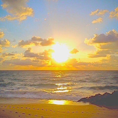 PalmBeachesFL's tweet photo. Here's the moment the sun breaks through and claims the morning sky. This is the view from Palm Beach, part of #ThePalmBeaches. 
Photo: skeet_shots on IG https://t.co/FraHsEwjS1
