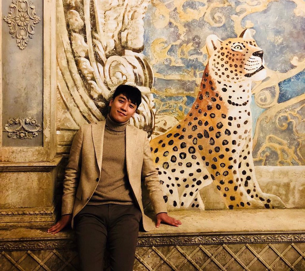GottaTalk2V1212's tweet photo. [SNS] 181029 Seungri Instagram Update 🐼🤙🏻

Trans: “@.x_academy_official #YGX #XAcademy finally opens! #ClassicRoom This is where your dreams begin.”

#할말있어브이 #GottaTalk2VI
#THEGREATSEUNGRI #Seungri #승리 https://t.co/ZUIuBbmBBB