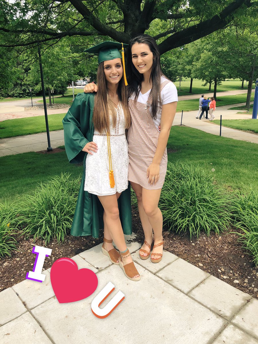 meredithrose008's tweet photo. Happy birthday to the best big sister someone could ask for!🤩 Thanks so much for letting me call you for help in math:) Love you so much sis💕@lillyjackson06 https://t.co/Z96srPXEoB
