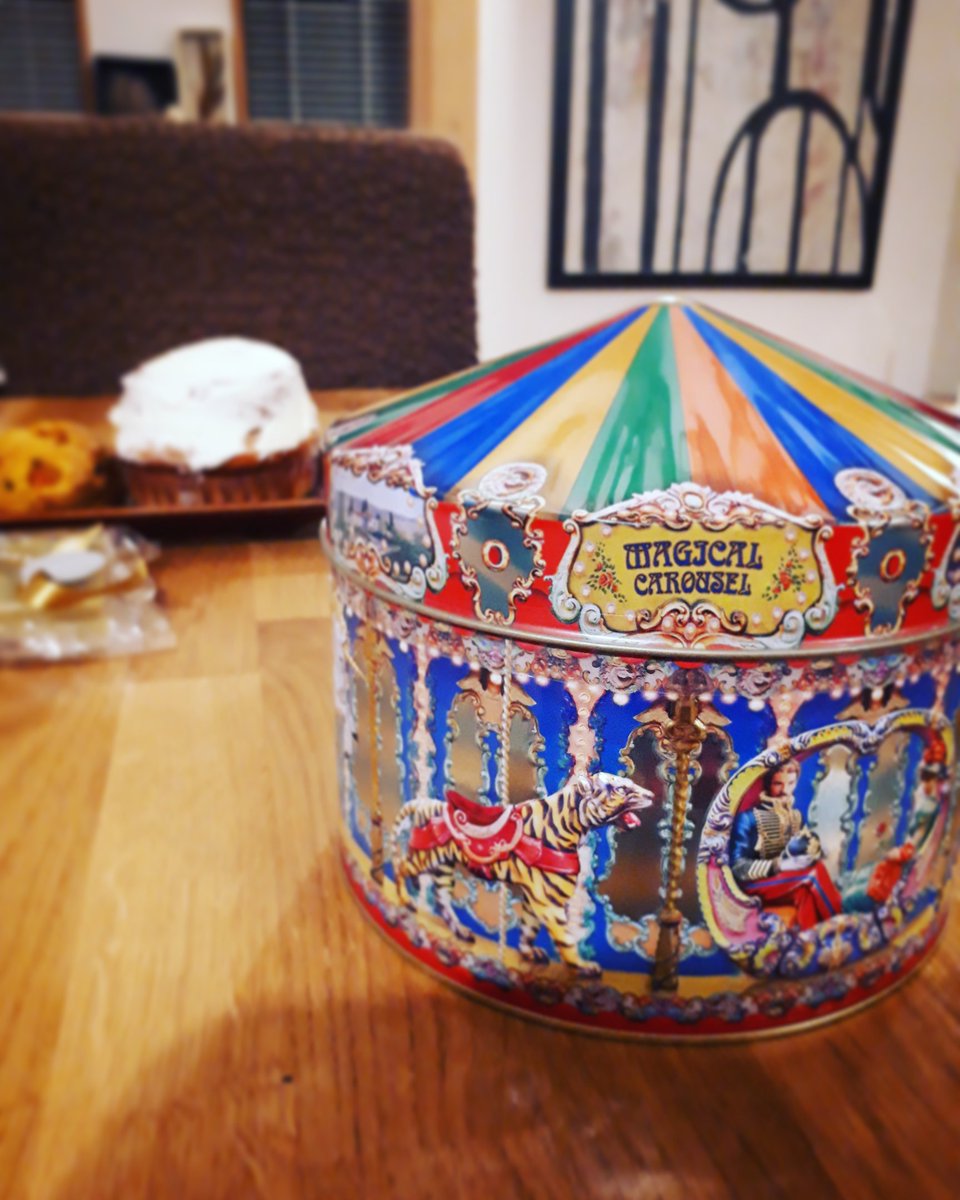 まりねま 思わず買ってしまった お菓子缶 今まで我慢してきたけどこれは心底ほしくなってしまった 画像にうつっている虎がお気に入りだけど 象やユニコーン 白鳥などがいます とても可愛い 中のお菓子はファッジ トフィーです お菓子の缶