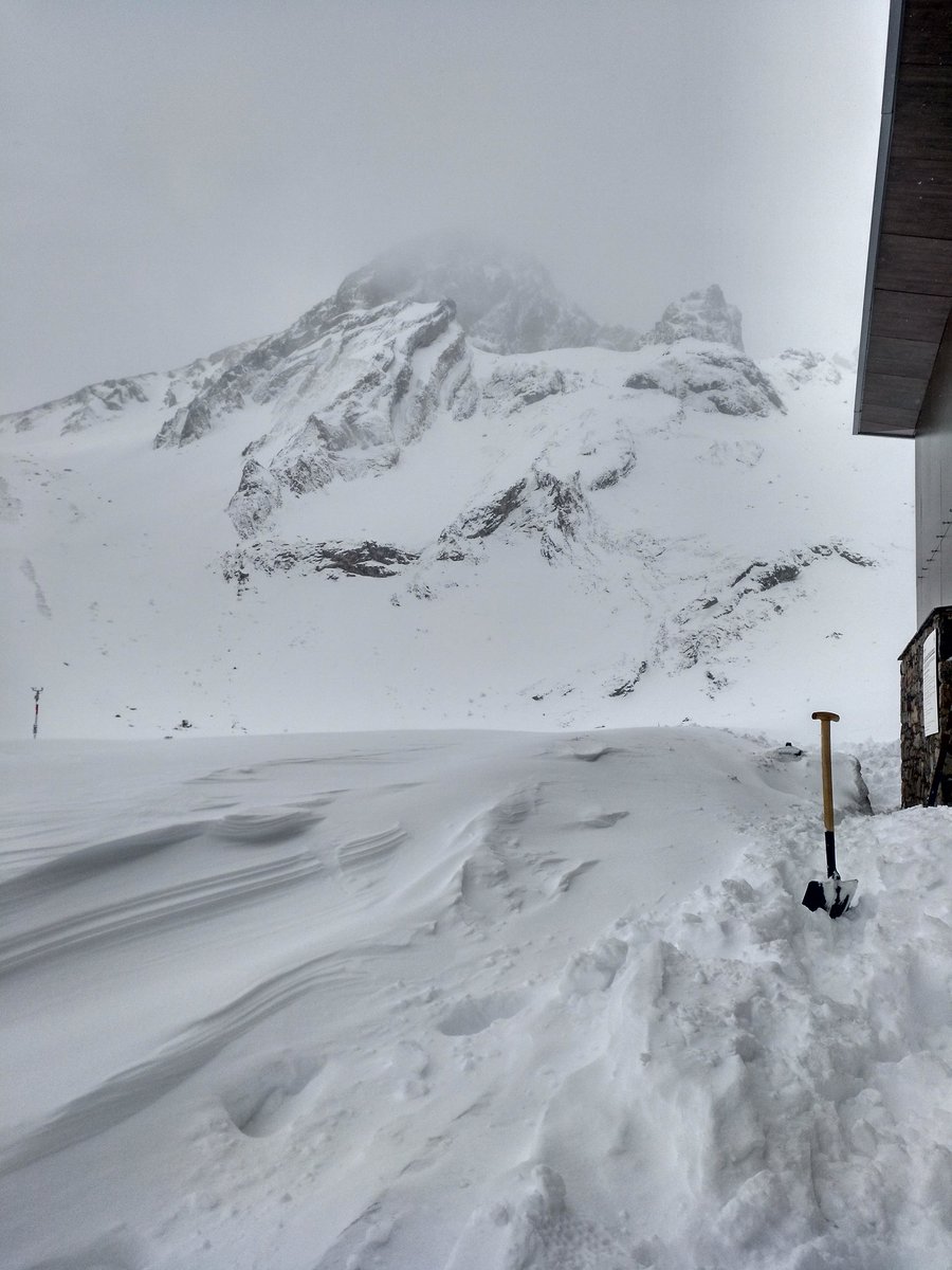 #RefugiodelMeicin en #Ubiñas #Asturias -2'3º y 1'65cm de espesor. Lo que veis tan grande es lo que cayó del tejado. Seguimos aislados, pero con mucho humor.
