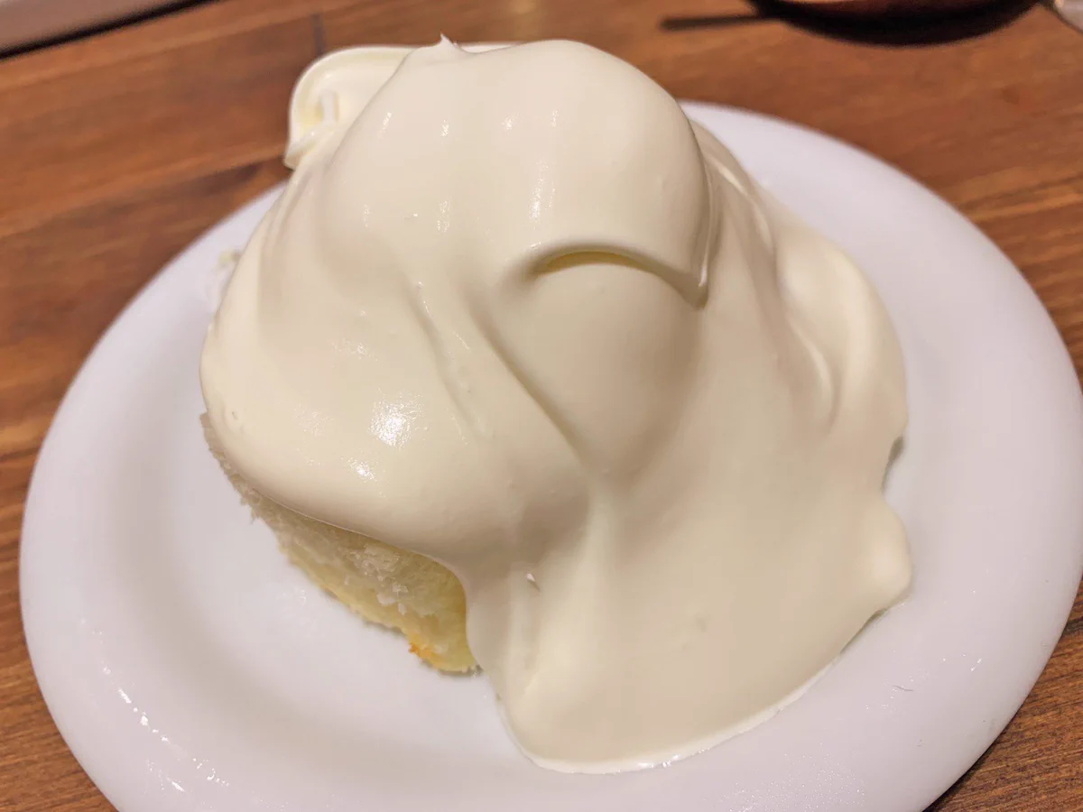 さすが生クリーム専門店！！生クリームまみれのシフォンケーキｗｗｗ